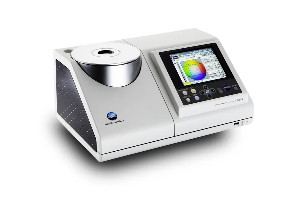 CM-5 Espectrofotómetro de bancada con geometría d/8° para muestras opacas